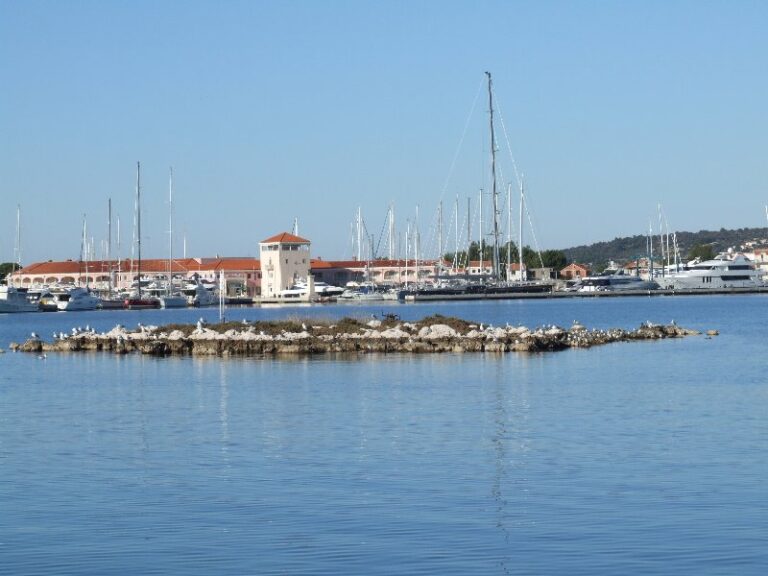ZAPISNIK O RADU POVJERENSTVA ZA PROVEDBU NATJEČAJA ZA DAVANJE NA KORIŠTENJE JAVNIH POVRŠINA I TRGOVAČKIH MOBILNIH KUĆICA